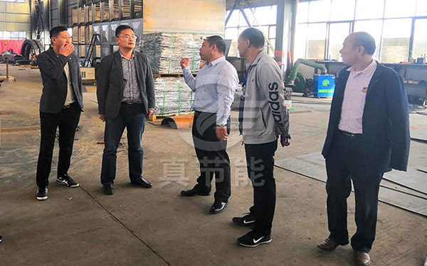 用戶(hù)到電鍍污泥干燥機(jī)廠家進(jìn)行參觀、考察